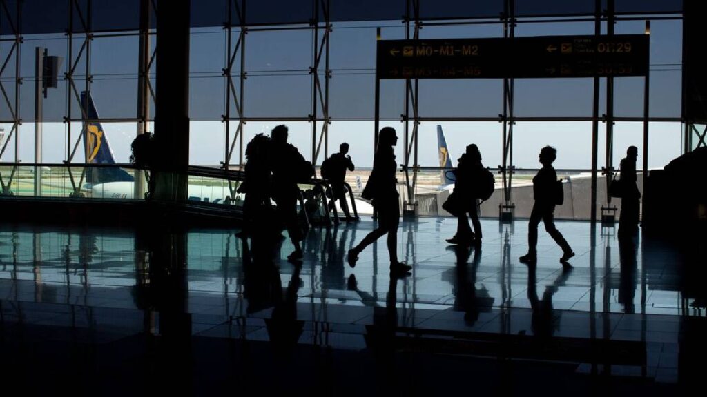 New Jersey Traveler Stays Calm as ICE Agents Assist at Airport Amid TSA Shortage Debate: ‘They’re Not Trained To Do TSA Jobs’ New Jersey ICE Airport