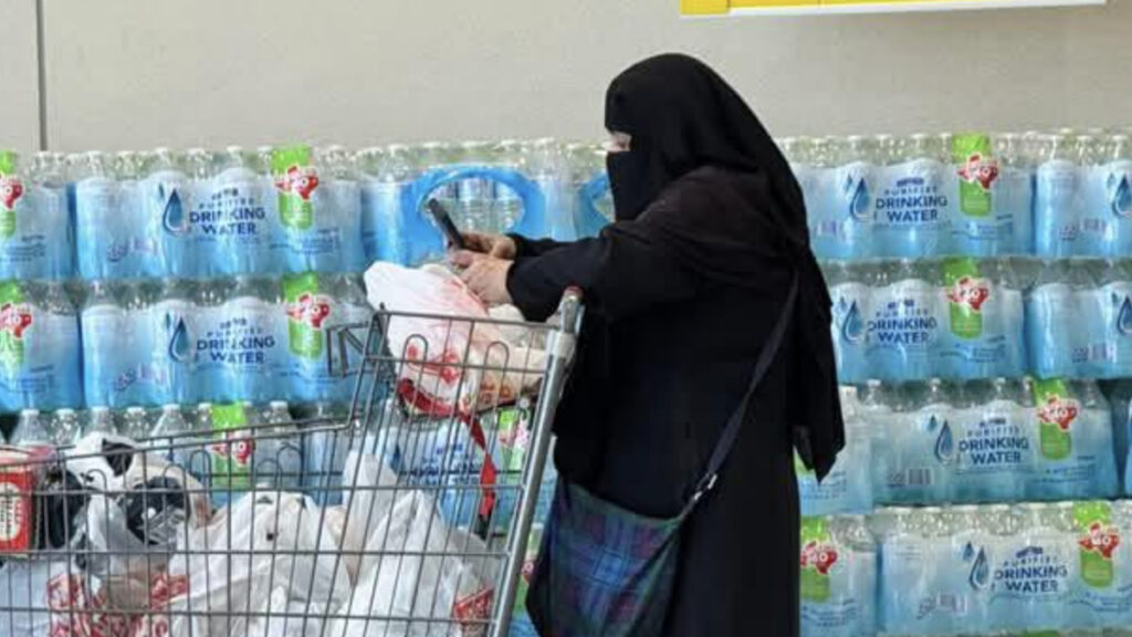 Texas Facebook Creator Kaylee Campbell Faces Backlash Over Hijab Shopper Post at H-E-B: ‘She’s Some Random Animal in a Grocery Store’ Texas woman shopping in H-E-B