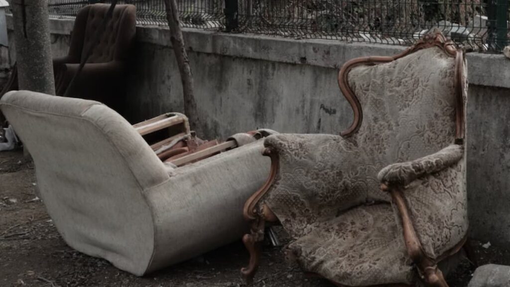 ‘He Is Now Trying to Scam You’: Illinois Man Demands $800 After Friend Throws Out Furniture Left Behind for Nearly 2 Years Furniture