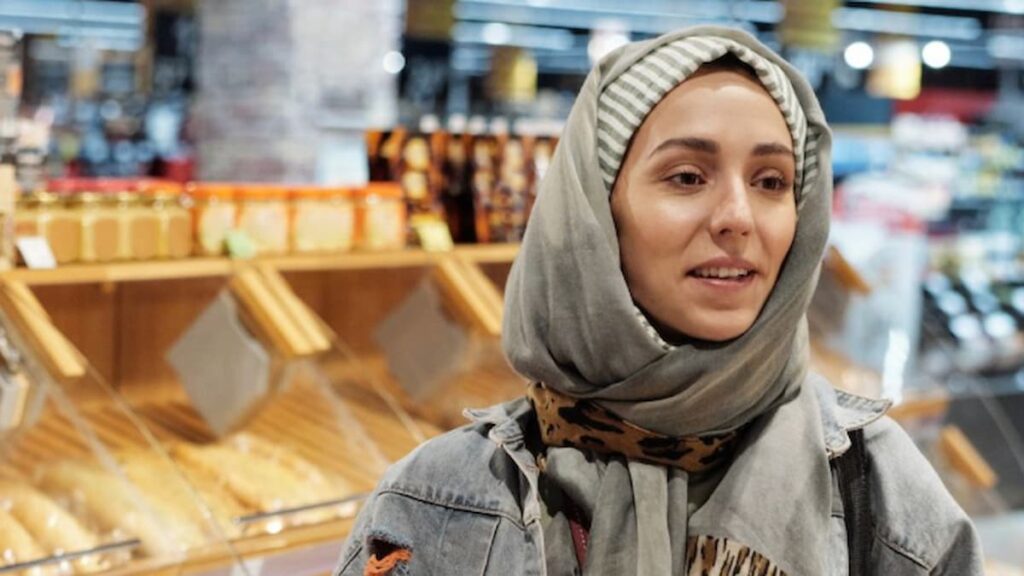 Grocery store, head scarf