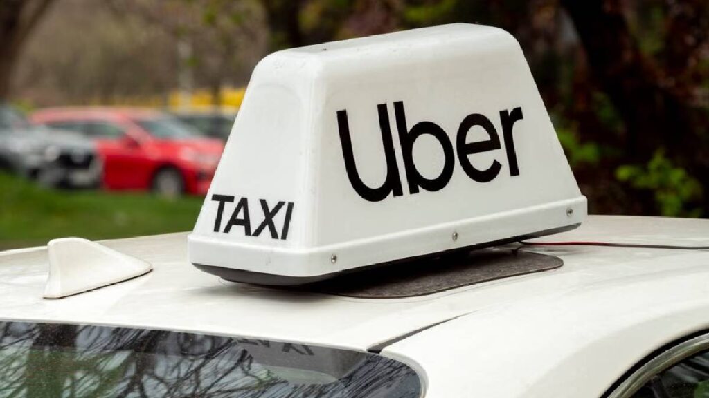 Illinois Uber Passenger Gives First-Time Female Driver 1 Star After Annoying Ride: ‘She Needs a Wake-up Call’ Illinois female Uber driver