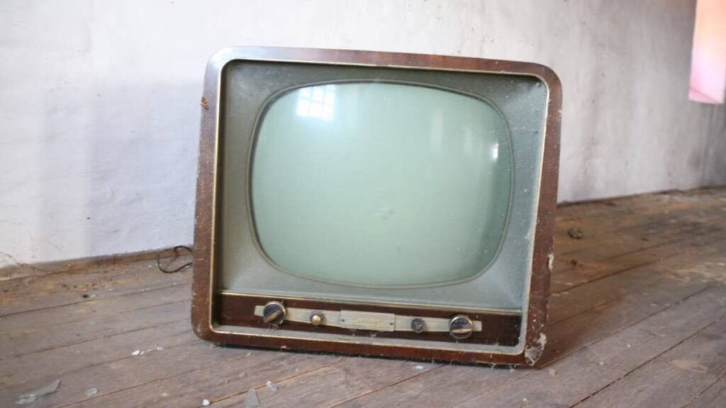 Friend Throws Out Massachusetts Resident’s Vintage CRT TV Without Permission: ‘Clearly Looks Like a Collector’s Piece’ Massachusetts Old TV