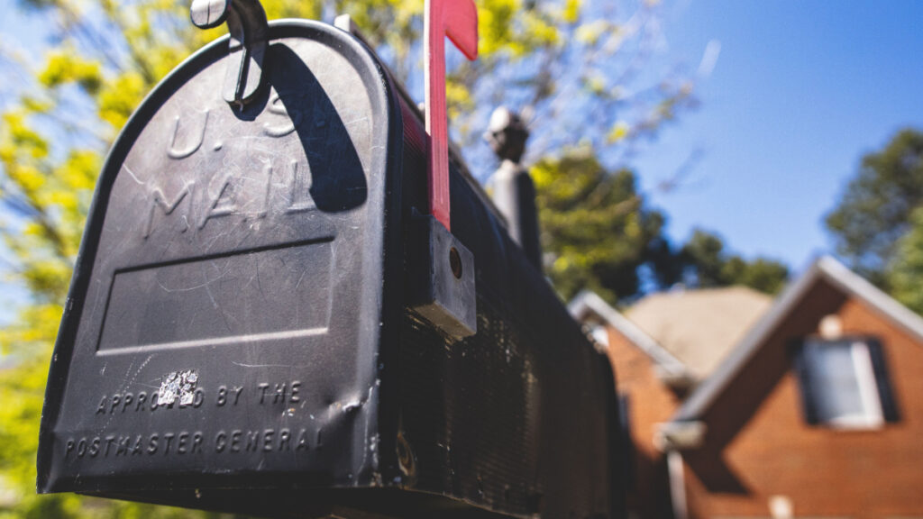 USPS Worker Finds Glock Handgun Inside Missouri Mailbox: ‘It Might Be a Murder Weapon’ Mailbox in the US